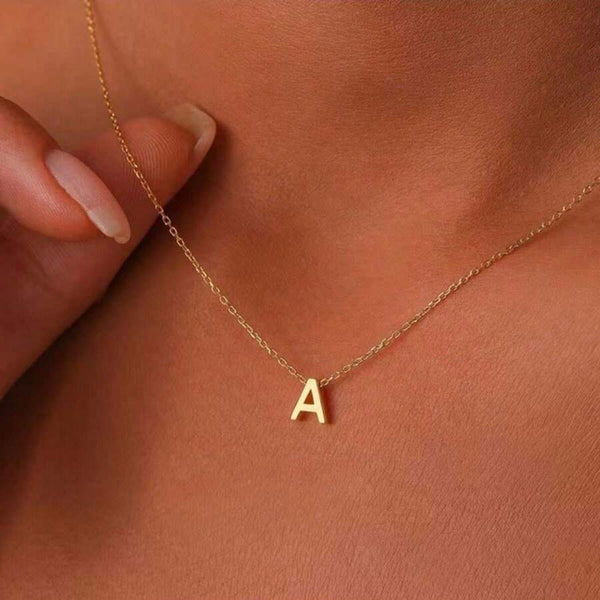Collier avec pendentif initial - élégance en or pour dames