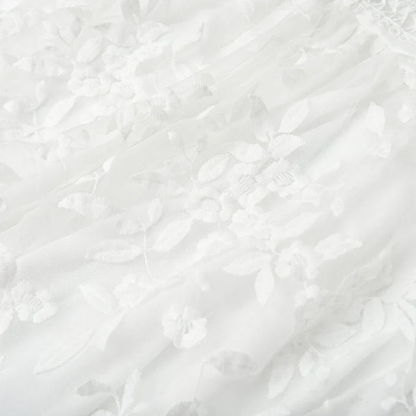 Robe mini blanche en dentelle pour femme avec broderies florales - chic beachwear pour vos réunions estivales