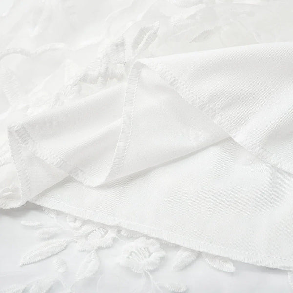 Robe mini blanche en dentelle pour femme avec broderies florales - chic beachwear pour vos réunions estivales
