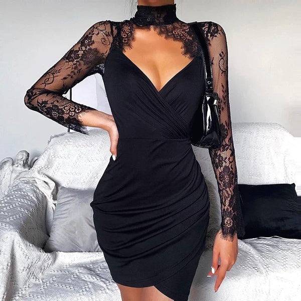 Robe mini noire de soirée avec accents en dentelle et col haut - élégance féminine