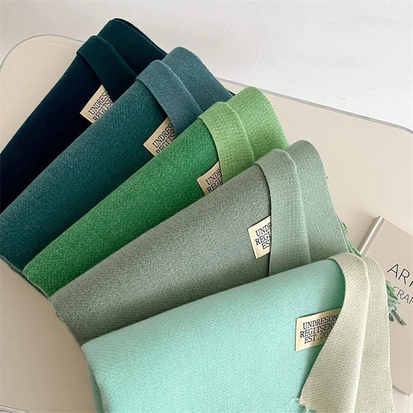 Écharpe en laine de premium - foulard doux pour femmes avec détails à franges