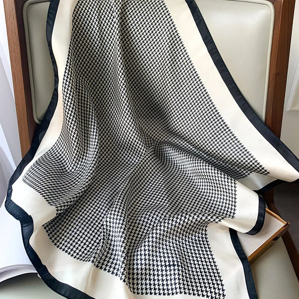 Écharpe en tissu lisse - accessoire chic noir et crème pour femmes