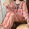 Ensemble de pyjama en rose flou - loungewear élégante avec volants