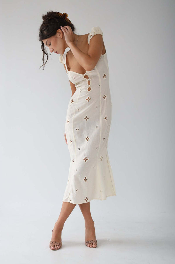 Robe midi féminine à fleurs brodées blanche - style chic pour le jour et le soir