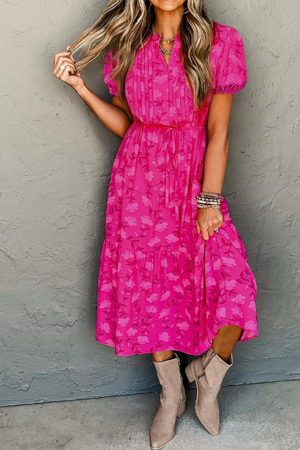 Robe midi à tiers florale rose - une tenue chic et polyvalente