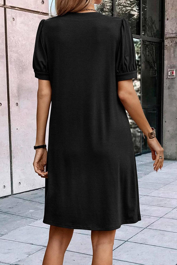 Robe droite avec détails plissés - tenue décontractée versatile