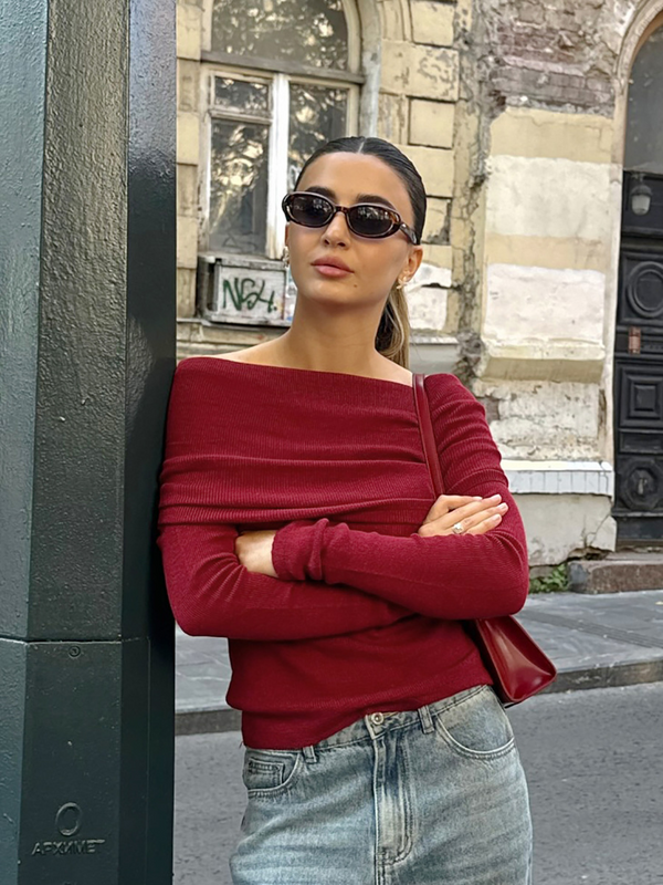 Top à épaules dénudées en maille côtelée - chic rouge pour un look décontracté avec manches longues