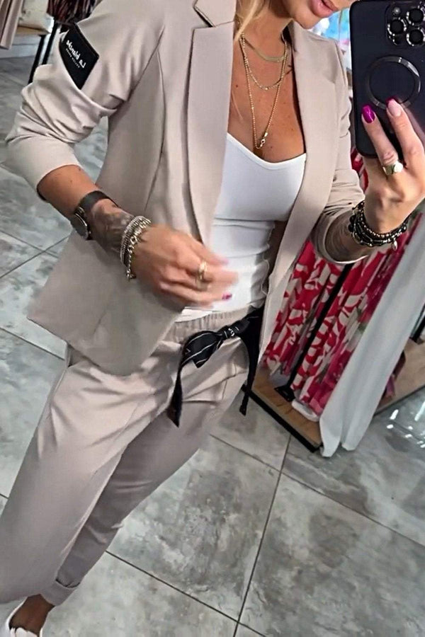 Ensemble tailleur blazer et pantalons ajustés pour femmes - tenue de bureau élégante