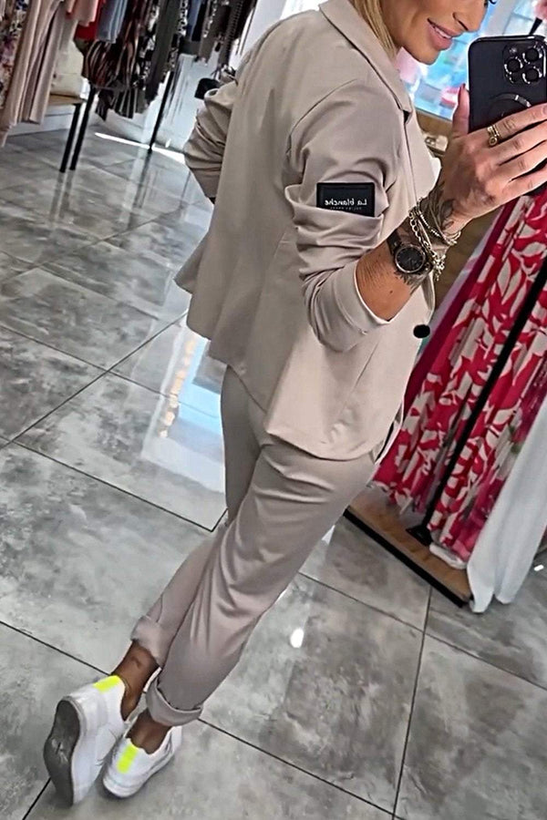 Ensemble tailleur blazer et pantalons ajustés pour femmes - tenue de bureau élégante
