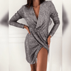 Robe mini à manches longues style wrap - tenue élégante et scintillante pour vos soirées