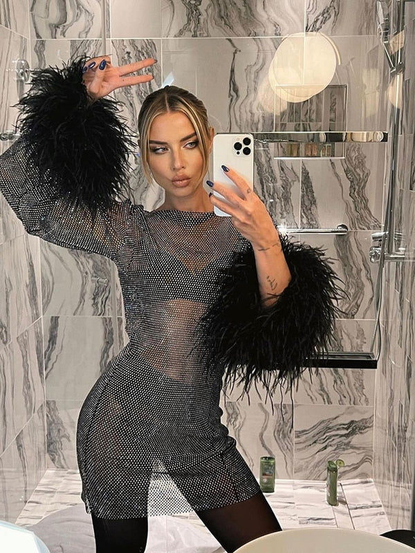 Robe à sequins pour femmes avec détails en plumes - tenue sophistiquée pour vos soirées