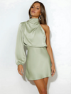 Robe en satin à épaule dénudée - élégance intemporelle pour vos soirées