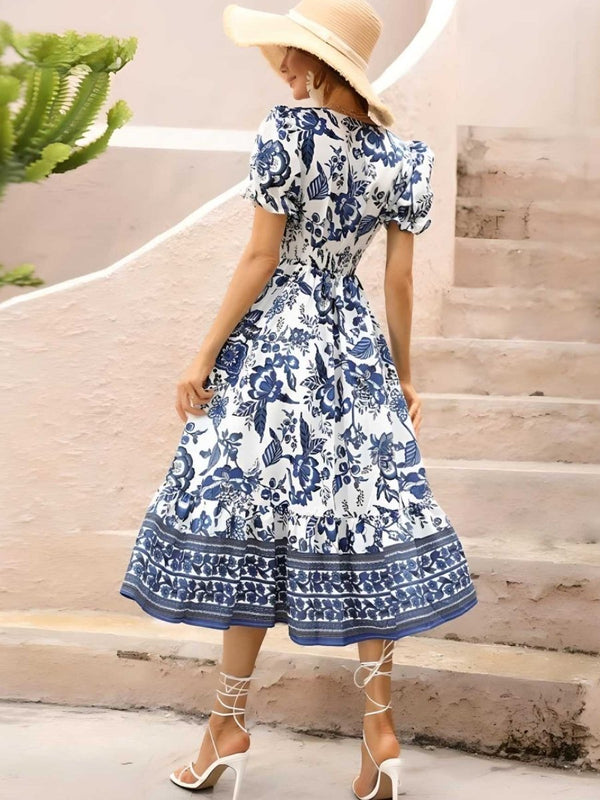 Robe fluide à motifs floraux - élégante robe blanche et bleue pour femmes
