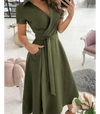 Robe midi enroulée - robe verte sophistiquée avec ceinture nouée