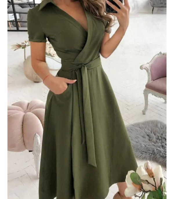 Robe midi enroulée - robe verte sophistiquée avec ceinture nouée