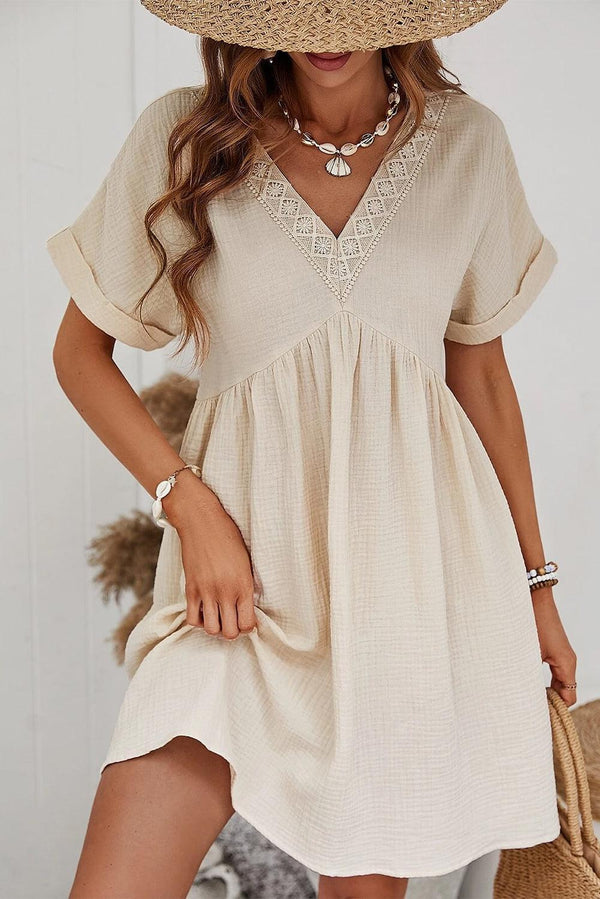 Robe mini à manches courtes - robe élégante avec décolleté en v