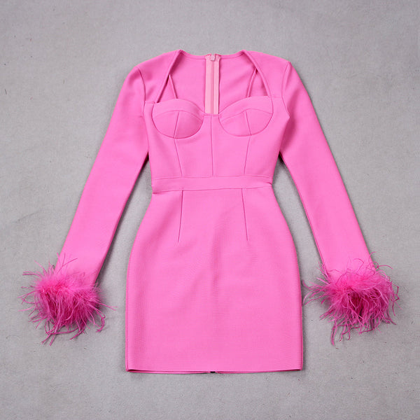 Robe mini ajustée - robe à manches longues avec détails en plumes