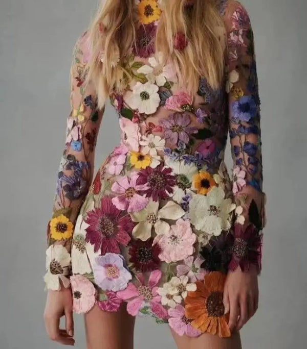 Robe mini florale brodée - une pièce raffinée pour briller