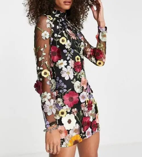 Robe mini florale brodée - une pièce raffinée pour briller