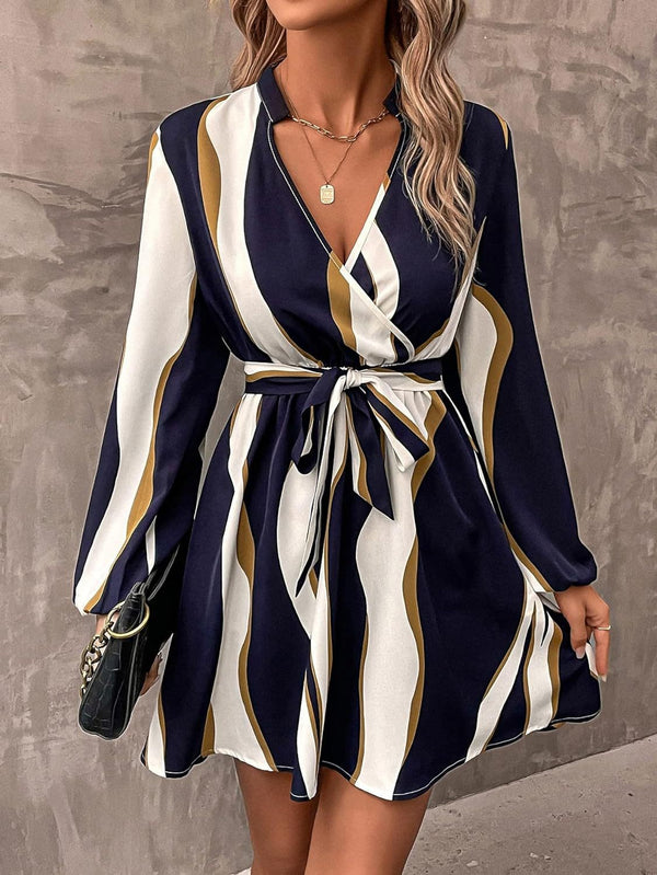 Robe portefeuille rayée - chic robe bleue et blanche pour femmes