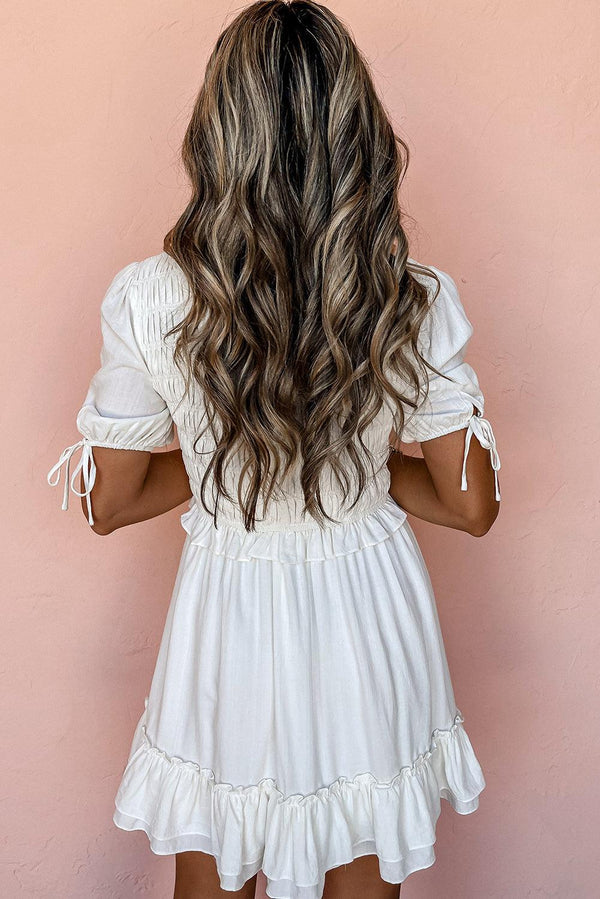 Robe mini blanche à smocks - charmante robe à manches courtes pour femmes