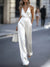 Combinaison élégante en satin pour femme - style halter blanc pour des soirées chics - chaîne ajustable pour un look polyvalent