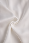 Combinaison élégante en satin pour femme - style halter blanc pour des soirées chics - chaîne ajustable pour un look polyvalent