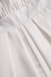 Combinaison élégante en satin pour femme - style halter blanc pour des soirées chics - chaîne ajustable pour un look polyvalent