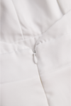 Combinaison élégante en satin pour femme - style halter blanc pour des soirées chics - chaîne ajustable pour un look polyvalent