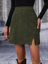 Jupe mini en corduroy olive - design taille haute avec fente latérale