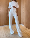 Ensemble femme : top court ajusté et pantalon évasé - combinaison chic pour un style décontracté