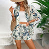 Ensemble floral pour femmes en 2 pièces - short vert d'été et gilet ouvert élégant