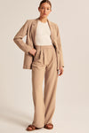 Ensemble tailleur femme : blazer et pantalon - look professionnel raffiné
