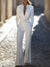 Combinaison féminine cintrée avec ceinture en blanc élégant - tenue chic pour le bureau et les événements sophistiqués