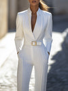 Combinaison féminine cintrée avec ceinture en blanc élégant - tenue chic pour le bureau et les événements sophistiqués
