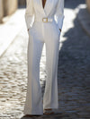 Combinaison féminine cintrée avec ceinture en blanc élégant - tenue chic pour le bureau et les événements sophistiqués
