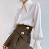 Chemisier en satin pour femmes - blouse élégante à manches longues avec col moderne et poignets boutonnés