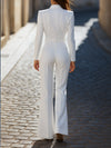 Combinaison féminine cintrée avec ceinture en blanc élégant - tenue chic pour le bureau et les événements sophistiqués