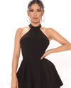 Robe skater sans manches - tenue d'été chic pour les femmes