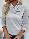 T-shirt long à manches longues pour femmes avec col drapé - gris clair, chic et décontracté au quotidien avec détail de boutons