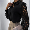 Blouse féminine au design de manches original pour le bureau et la vie quotidienne - haut léger avec des détails soignés