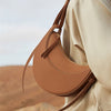 Sac à main en cuir pour femmes - sac bandoulière chic en cuir marron au design demi-lune pour le quotidien