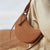 Sac à main en cuir pour femmes - sac bandoulière chic en cuir marron au design demi-lune pour le quotidien