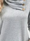 T-shirt long à manches longues pour femmes avec col drapé - gris clair, chic et décontracté au quotidien avec détail de boutons