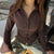 Blouse élégante à manches longues en ribbi brun – casual chic pour le bureau et le quotidien