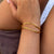 Bracelet jonc en or pour femmes - accessoire chic au style ouvert pour les soirées