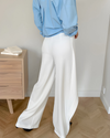 Pantalons larges pour femmes - style chic au bureau avec design asymétrique taille haute en blanc classique