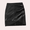 Jupe mini en cuir pour femmes - design froncé chic en noir pour un style décontracté