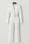 Combinaison féminine cintrée avec ceinture en blanc élégant - tenue chic pour le bureau et les événements sophistiqués