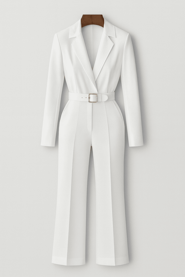 Combinaison féminine cintrée avec ceinture en blanc élégant - tenue chic pour le bureau et les événements sophistiqués